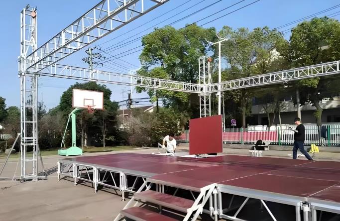 江西桁架舞台:钢铁的碰撞声在暮色中格外清脆